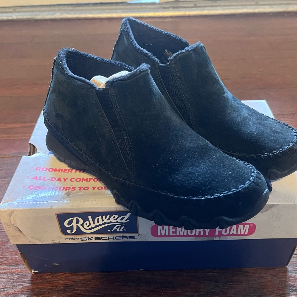 Like New Skechers Relaxed Fit shoes Size 7.5